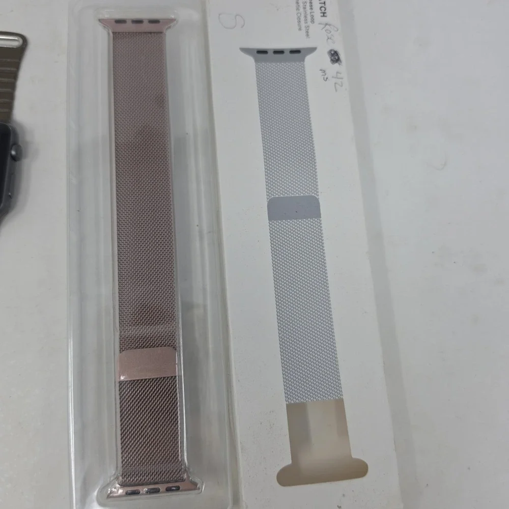 Apple Watch, 7000 Series, 42mm 2 Extra Bands. Works Great